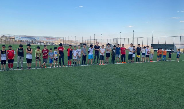 Elazığ&#039;daki yaz spor okulları gençlerin yüzünü güldürüyor