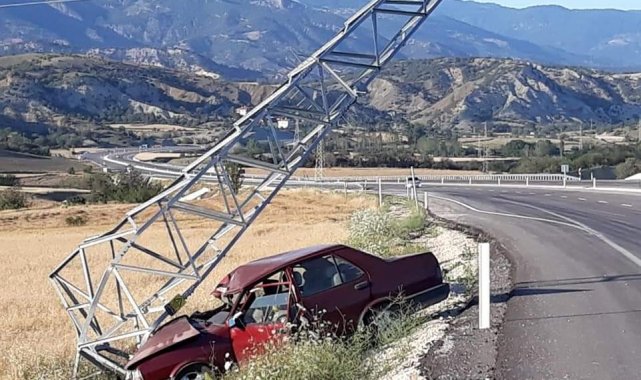 Elektrik direğine çarpan otomobil hurdaya döndü