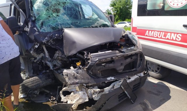 Emniyet şeridinde yolcu indiren minibüse arkadan çarptı: 3 yaralı