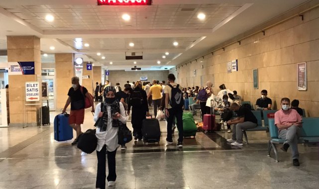 Eskişehir'de otobüs terminali ve tren garında bayram hareketliliği yaşanıyor