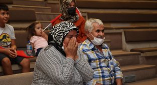 Esra Yıldız'ın ailesi müsabakayı protokolle birlikte gözyaşları içerisinde izledi