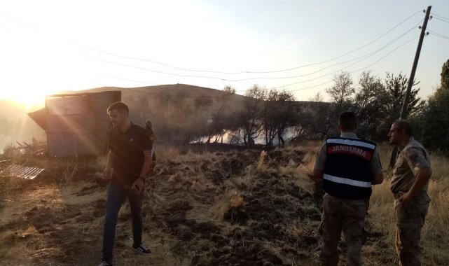 Evinin etrafındaki kuru otları yakmak istedi, ahırı kül oldu