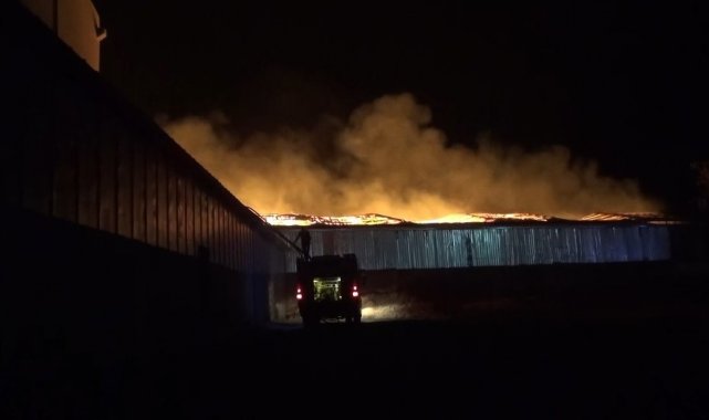 Fabrika yangınına müdahale sürüyor