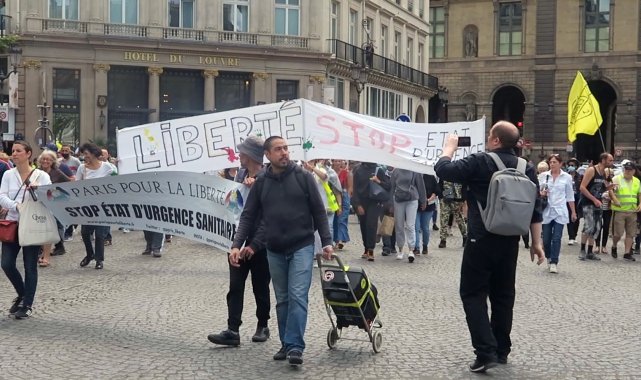 Fransa'da aşı karşıtları bir kez daha sokağa indi