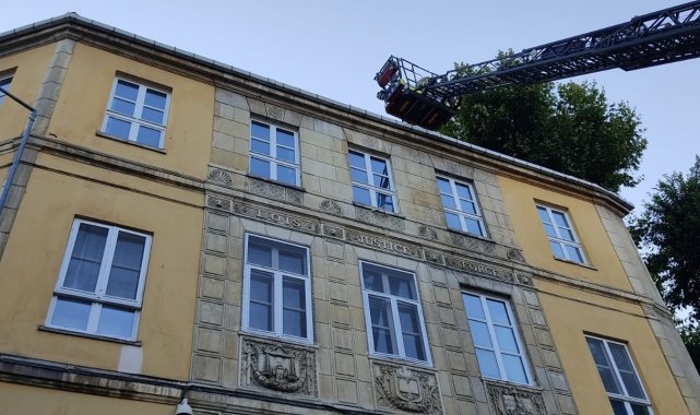 Fransız Konsolosluğuna bağlı Fransız Kreşi&#039;nin çatısında çıkan yangın korkuttu