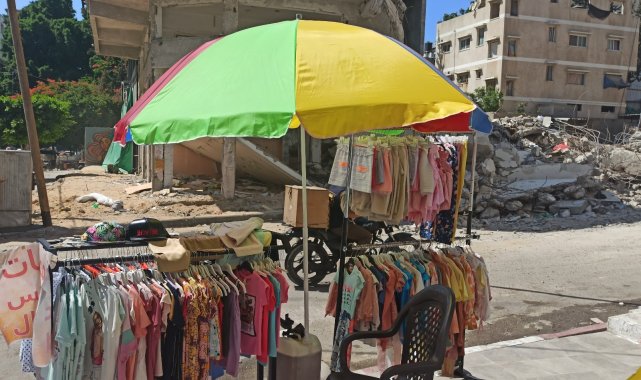 Gazzeli esnaf, bayram öncesi satışlarına mağazalarının yıkıntıları önünde başladı