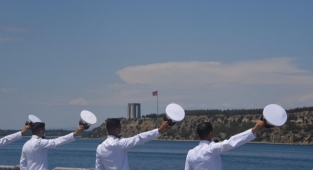 Genç bahriyeliler, Çanakkale şehitlerini selamladı
