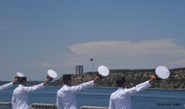 Genç bahriyeliler, Çanakkale şehitlerini selamladı