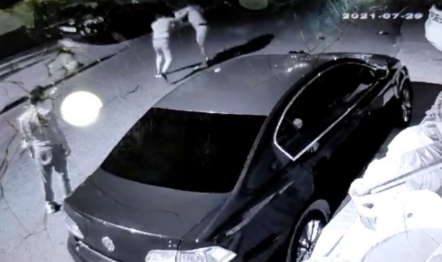 Genç kadına sokak ortasında tekme tokat dayak kamerada