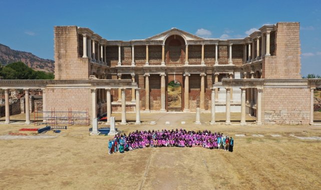 Gençler Manisa'da doğa kampında buluşuyor