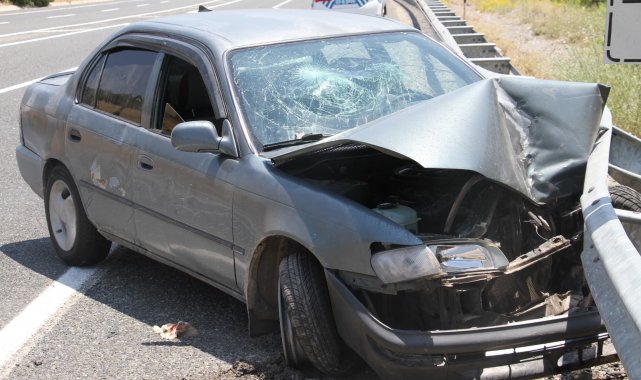 Hafif ticari araç ile çarpışan otomobil bariyerlere saplandı: 5 yaralı