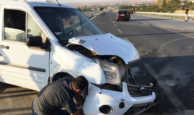 Hafif ticari araç ile otomobil çarpıştı: 5 yaralı