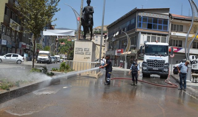 Hakkari caddeleri tazyikli suyla yıkandı