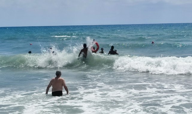 Hatay'da 2 kişi rip akıntısına kapıldı