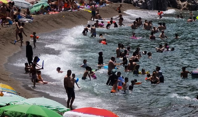 Hava sıcaklığı 28 dereceye ulaştı, vatandaş plaja akın etti