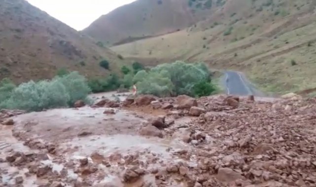 Heyelan nedeniyle kapanan yol ekiplerin çalışmasıyla yeniden açıldı
