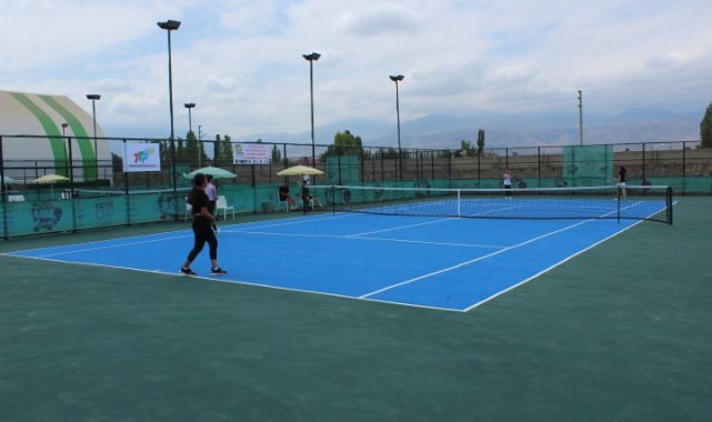 Iğdır&#039;da &quot;Kayısı Cup&quot; tenis turnuvası başladı