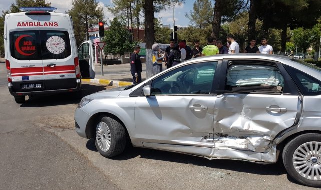 İki otomobil çarpıştı: 1 yaralı