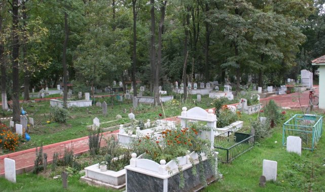 İnegöl'de yetki belgesi almayan mezarlıklarda işlem yapamayacak