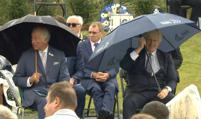 İngiltere Başbakanı Johnson&#039;un şemsiye ile zor anları