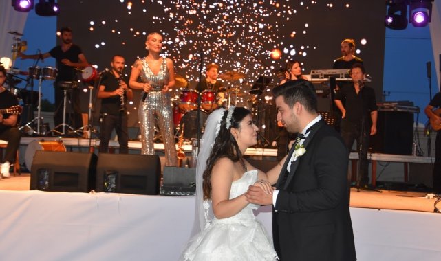 İrem Derici ve Merve Özbey Gönen&#039;de sahne aldı