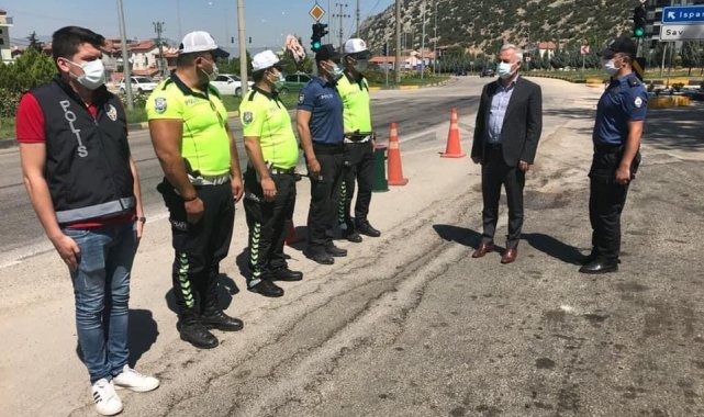 Isparta Valisi Seymenoğlu trafik uygulama noktalarını ziyaret etti