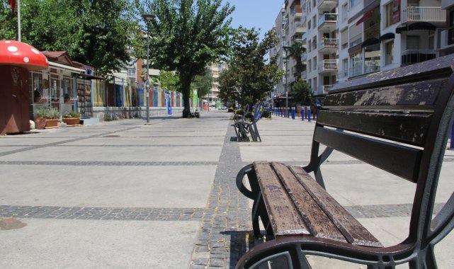 İzmir&#039;de sahiller doldu, kent merkezi boş kaldı