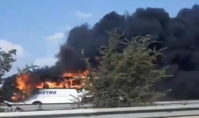 İzmir&#039;de yolcu otobüsü alev alev yandı