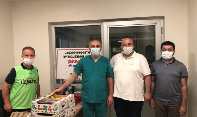 İzmit Belediyesi&#039;nden sağlık çalışanlarına meyve ikramı