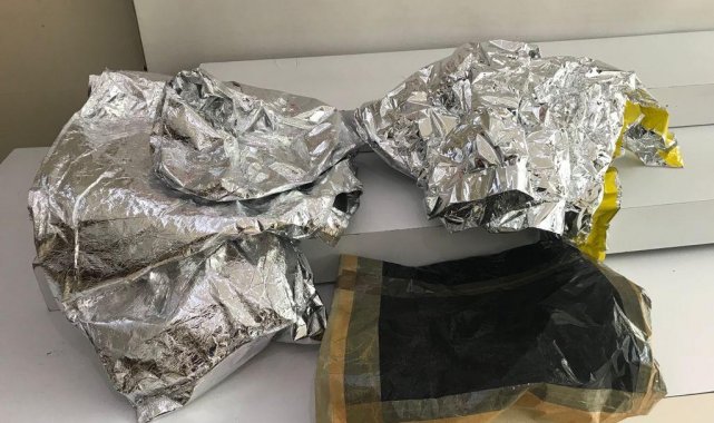 Kaçak göçmenler yakalanmamak için kendilerini alüminyum folyoya sarmış