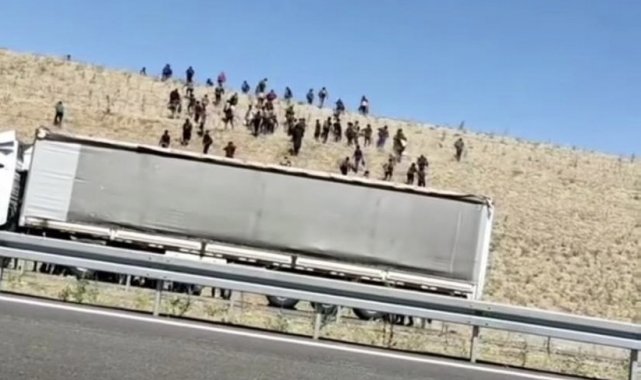 Kaçak göçmenleri otoyolda bıraktılar