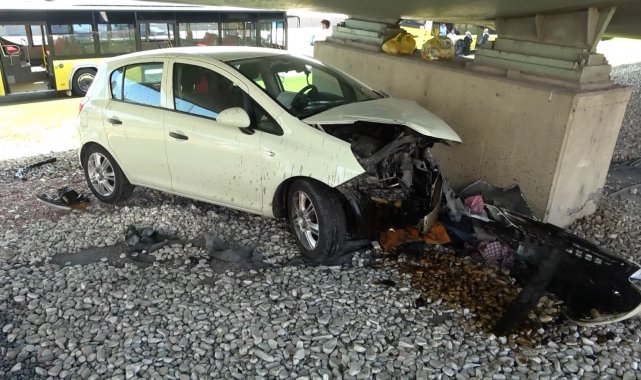 Kadıköy'de aracın çarptığı otomobil köprü duvarına çarptı: 1 yaralı