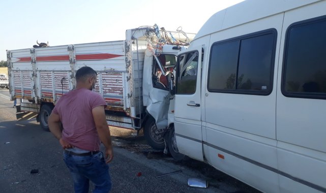 Kamyonet ile minibüsün çarpıştığı kazada can pazarı kuruldu