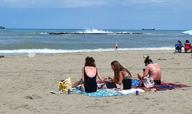 Karasu&#039;da denize girme yasağı kalktı, vatandaşlar sahile akın etti