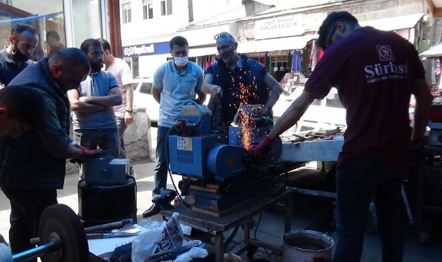 Kars'ta bıçaklar kurbanlar için bileniyor