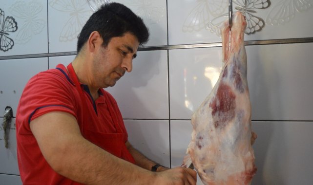 Kasaplar bayramın ikinci gününde de taleplere yetişmek için ter döküyor