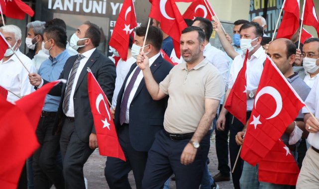 Kavak tek yürek oldu