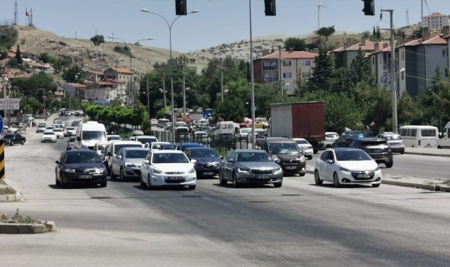 Kavşak noktası Afyonkarahisar'da araç yoğunluğu