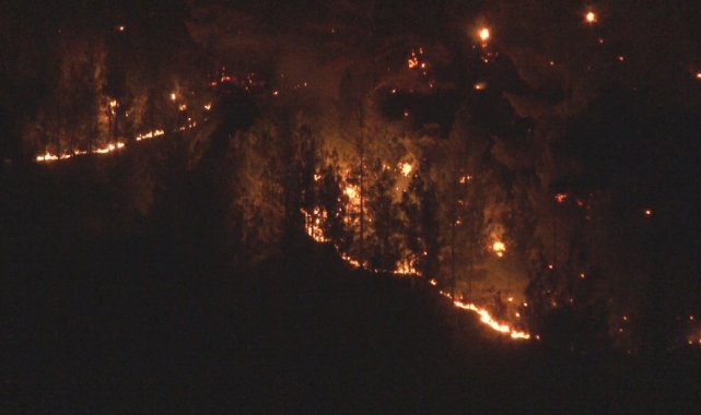 Kayseri'deki yangında alevler geceyi aydınlattı