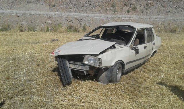 Kazada hurdaya dönen Tofaş marka otomobilde 2 kişi yaralandı