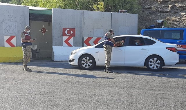 Kebanda jandarma uygulama yapıp vatandaşın bayramını kutladı