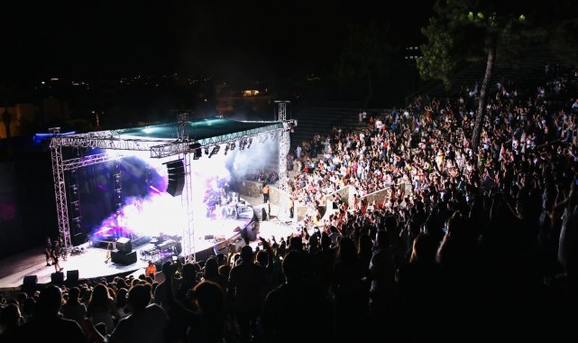 Kenan Doğulu'nun antik tiyatroda izdihamı