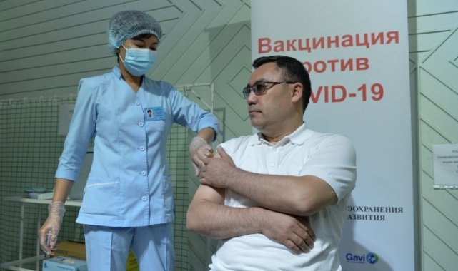 Kırgızistan Cumhurbaşkanı Caparov Covid-19 aşısı oldu