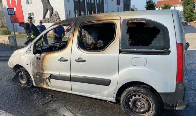 Kırklareli'nde seyir halindeki hafif ticari araç alev alev yandı