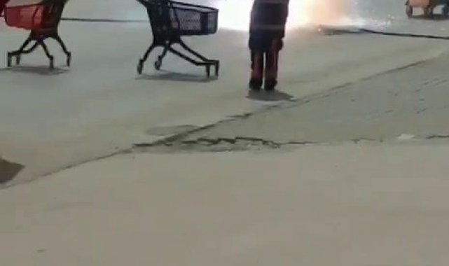 Kıvılcımlar saçarak yolun ortasına düşen elektrik kablosu korkuttu