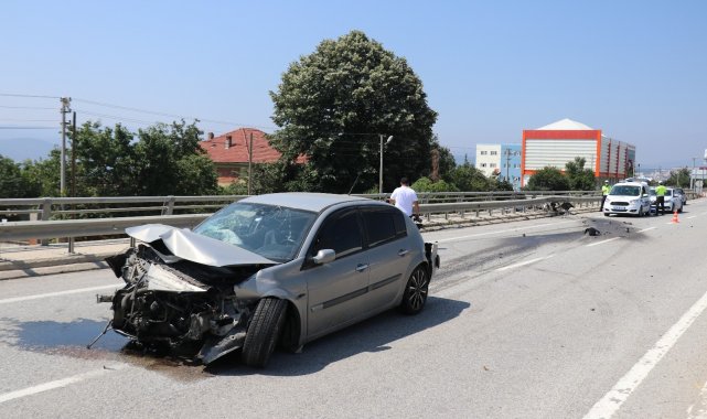 Kontrolden çıkan otomobil bariyerlere çarptı: 4 yaralı