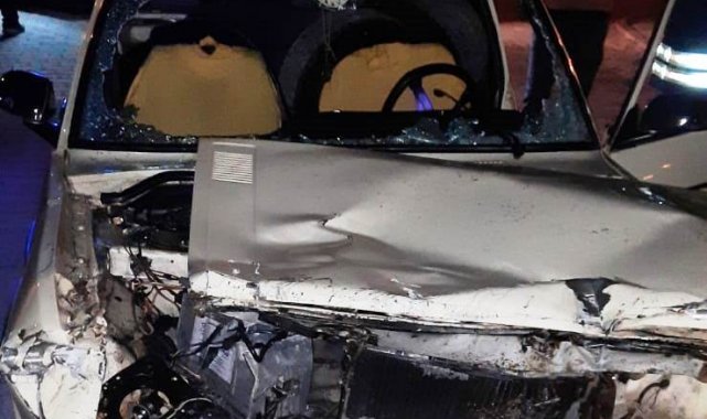 Konya&#039;da otomobil refüje çarptı: 1 yaralı