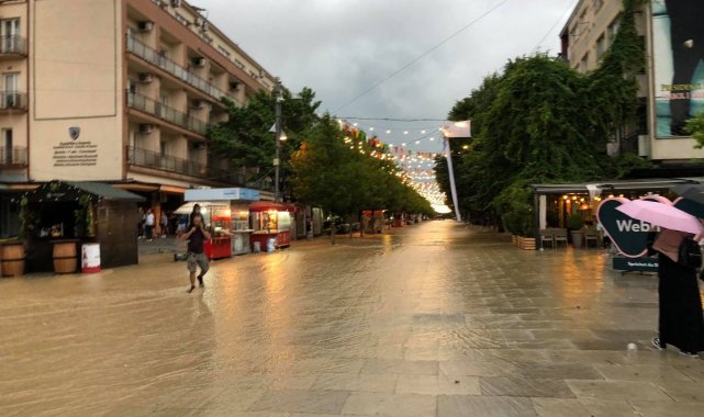 Kosova&#039;da cadde ve sokaklar göle döndü