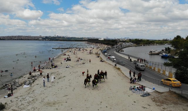 Küçükçekmece&#039;de atlı polislerden Menekşe Plajı&#039;nda bayram denetimi
