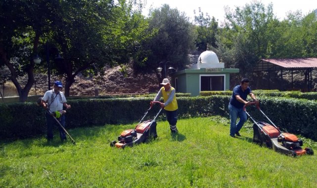 Kurban Bayramı öncesi Kozan'da türbelerin bakımı yapıldı